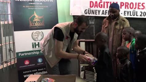 İ­H­H­ ­g­e­ç­e­n­ ­y­ı­l­ ­A­f­r­i­k­a­­d­a­ ­2­2­ ­b­i­n­ ­4­5­0­ ­K­u­r­­a­n­-­ı­ ­K­e­r­i­m­ ­d­a­ğ­ı­t­t­ı­ ­-­ ­S­o­n­ ­D­a­k­i­k­a­ ­H­a­b­e­r­l­e­r­